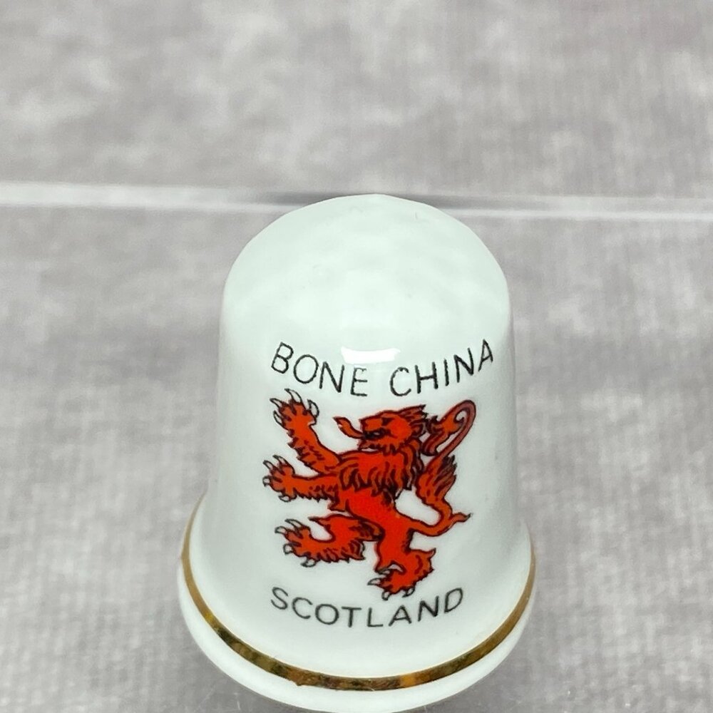 Scottish Bone China Thimble Red Lion Rampant Design & Gold Rim Sewing Collection - Picture 2 of 8